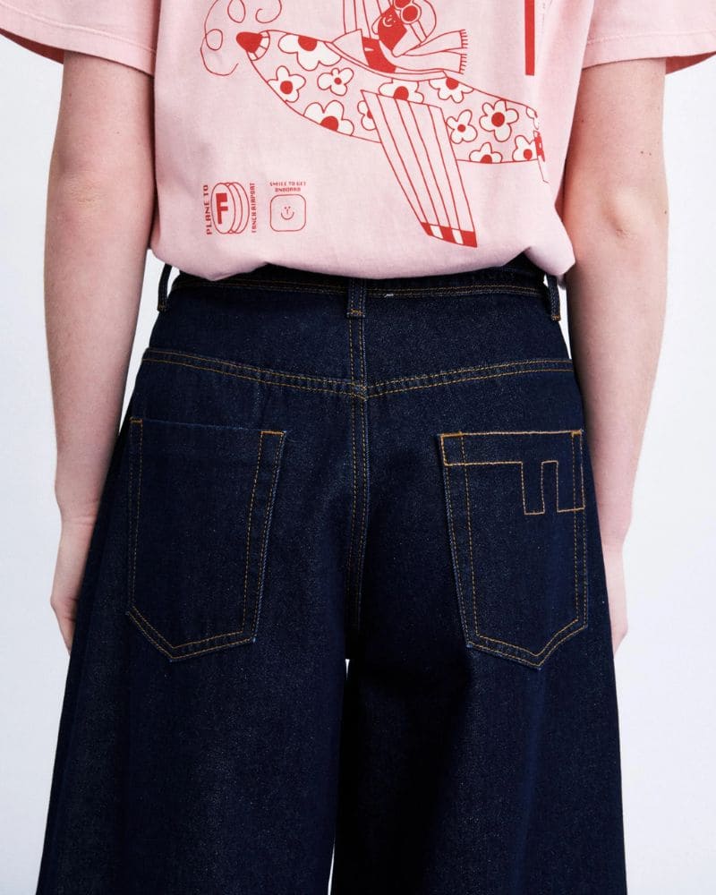 Detail view of FRNCH SARAKINIKO navy blue Bermuda shorts with contrasting topstitching