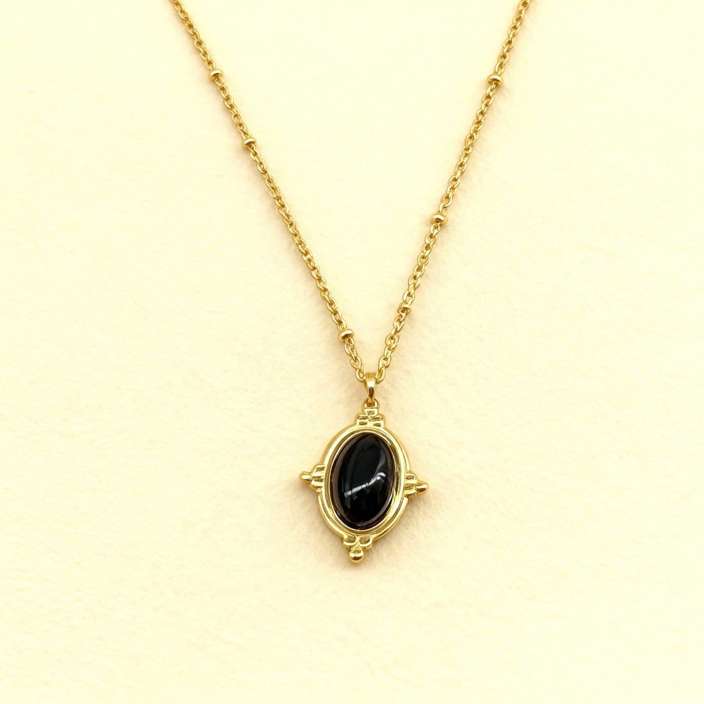 Onxy Oval Gold Pendant Necklace