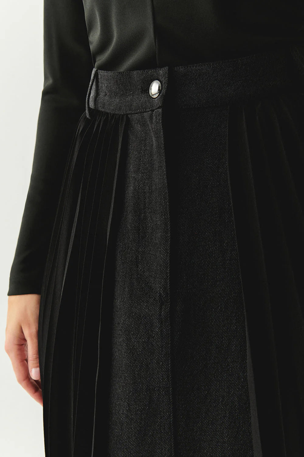 Exquise Florence Black Pleated Maxi Skirt
